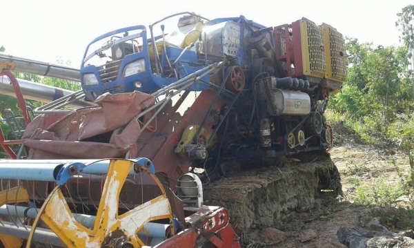 ขายรถเกี่ยวข้าว ศักดิ์พัฒนาการเกษตร เครื่อง 6D16 195 แรงม้า รถพร้อมใช้ครับ