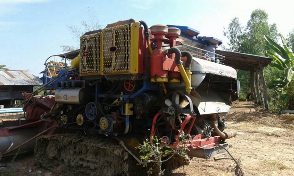 ขายรถเกี่ยวข้าว ศักดิ์พัฒนาการเกษตร เครื่อง 6D16 195 แรงม้า รถพร้อมใช้ครับ