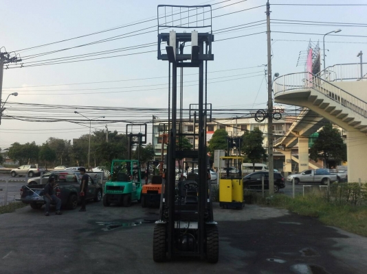 nissanรุ่นใหม่ ขนาด3ตัน เสาสูง4ม.งาสไลด์ เกียร์ออร์โต้ เครื่องยนต์ดีเซลQD32 ใช้งานน้อยกว่า4000ชั่วโมง