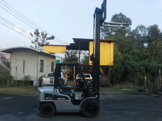 nissanรุ่นใหม่ ขนาด3ตัน เสาสูง4ม.งาสไลด์ เกียร์ออร์โต้ เครื่องยนต์ดีเซลQD32 ใช้งานน้อยกว่า4000ชั่วโมง