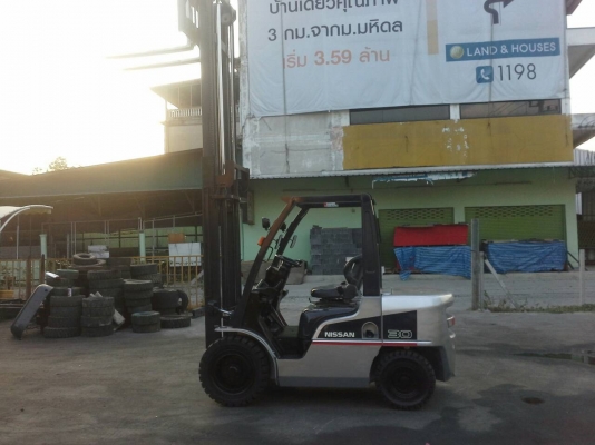 nissanรุ่นใหม่ ขนาด3ตัน เสาสูง4ม.งาสไลด์ เกียร์ออร์โต้ เครื่องยนต์ดีเซลQD32 ใช้งานน้อยกว่า4000ชั่วโมง