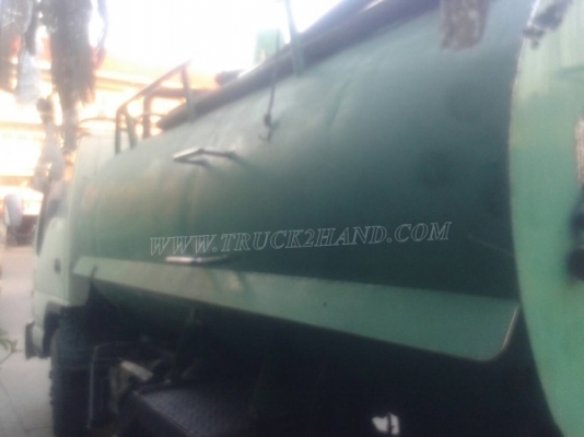 รถบรรทุกน้ำหรือรถดูดส้วม เป็นแทงค์สแตนเลสทั้งลูก ถังจุ 4,000 ลิตร