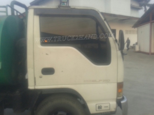 รถบรรทุกน้ำหรือรถดูดส้วม เป็นแทงค์สแตนเลสทั้งลูก ถังจุ 4,000 ลิตร