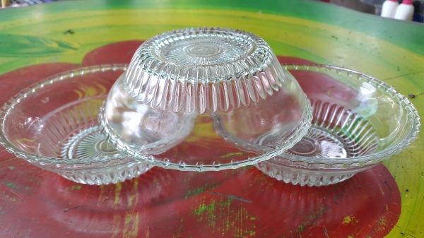 ถ้วยขนมงานเก่าเก็บ ตอกตรามงกุฏ กับตัวเอส ใบละ 60 มีหลายใบ