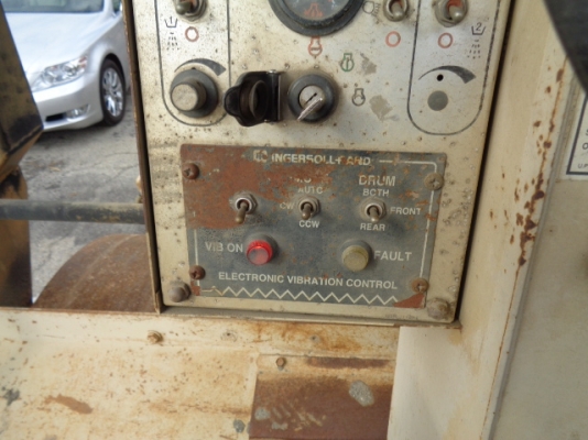 รถบดเบรกดาว์น Ingersoll rand DD90 #147027 รถบดสภาพดีค่ะ สนใจสอบถาม ใหม่ 061-4194022