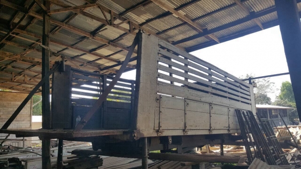 ขาย กระบะดั้มแผงข้างไม้ ยาว 6 เมตร พร้อมกระบอกดั้มยิงหลัง และคัสซีเทียม ยกลงจากรถ 10 ล้อ HINO