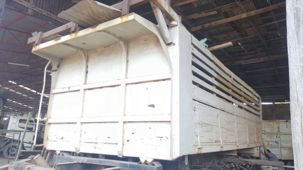 ขาย กระบะดั้มแผงข้างไม้ ยาว 6 เมตร พร้อมกระบอกดั้มยิงหลัง และคัสซีเทียม ยกลงจากรถ 10 ล้อ HINO