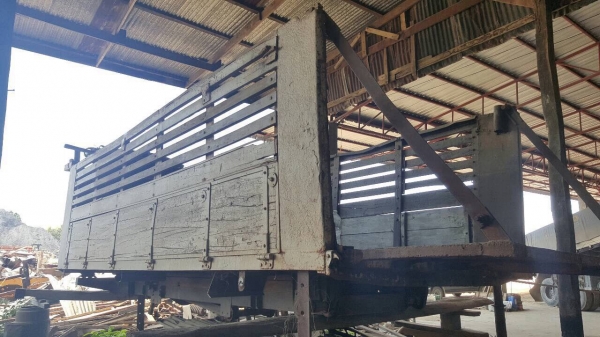 ขาย กระบะดั้มแผงข้างไม้ ยาว 6 เมตร พร้อมกระบอกดั้มยิงหลัง และคัสซีเทียม ยกลงจากรถ 10 ล้อ HINO