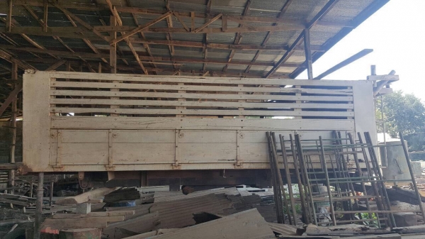 ขาย กระบะดั้มแผงข้างไม้ ยาว 6 เมตร พร้อมกระบอกดั้มยิงหลัง และคัสซีเทียม ยกลงจากรถ 10 ล้อ HINO