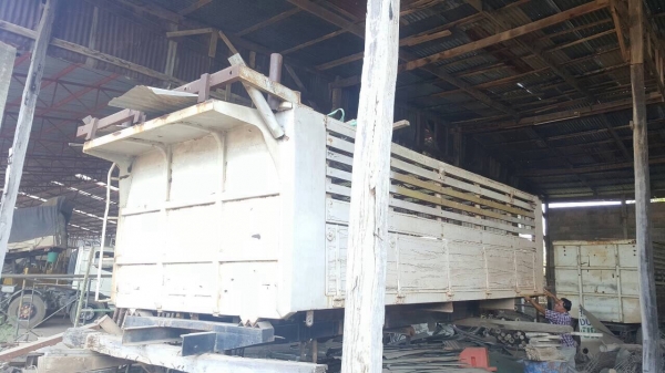 ขาย กระบะดั้มแผงข้างไม้ ยาว 6 เมตร พร้อมกระบอกดั้มยิงหลัง และคัสซีเทียม ยกลงจากรถ 10 ล้อ HINO