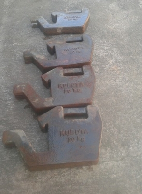 ขายเหล็กถ่วงข้างหน้ารถไถคูโบต้า 45 แรงนํ้าหนักอันละ20 กิโลกรัม