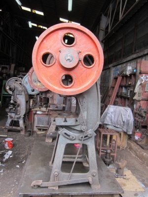 เครื่องปั๊มโลหะ(ข้อเสือ)