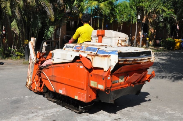 ขายรถเกี่ยว นวดข้าวkubota ZR ดีเซล2สูบ แรง สวยเดิมจากญี่ปุ่น 28,000เท่านั้น!!