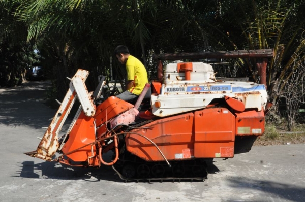 ขายรถเกี่ยว นวดข้าวkubota ZR ดีเซล2สูบ แรง สวยเดิมจากญี่ปุ่น 28,000เท่านั้น!!