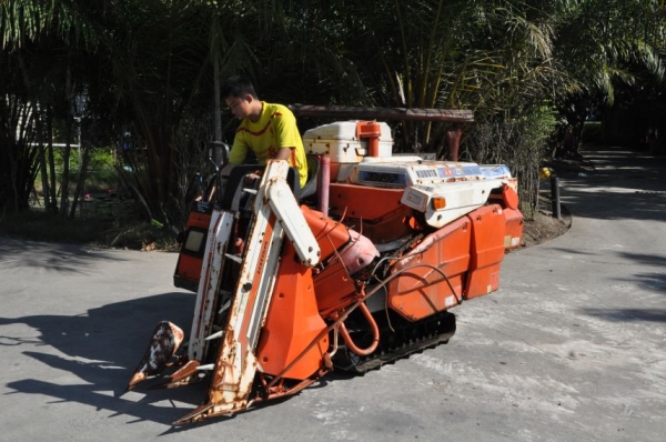 ขายรถเกี่ยว นวดข้าวkubota ZR ดีเซล2สูบ แรง สวยเดิมจากญี่ปุ่น 28,000เท่านั้น!!