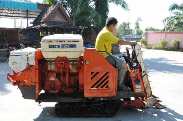 ขายรถเกี่ยว นวดข้าวkubota ZR ดีเซล2สูบ แรง สวยเดิมจากญี่ปุ่น 28,000เท่านั้น!!
