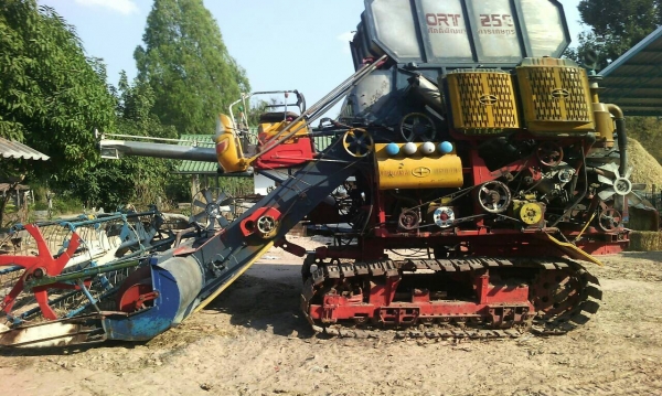 ขายรถเกี่ยวศักดิ์พัฒนาอุ้ม2.5เดิน12ปั้ม23เครื่อง195