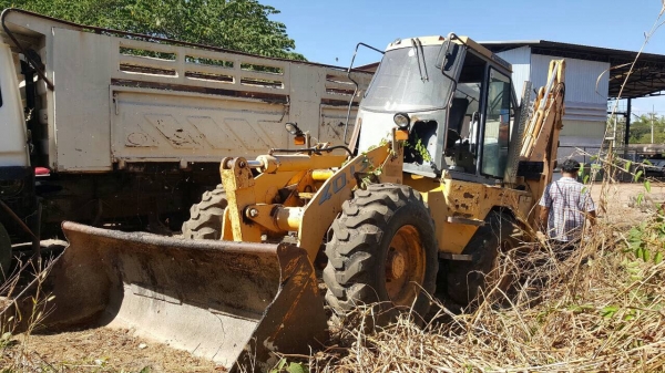 ขาย รถหน้าตักหลังขุด 4X4 สภาพพร้อมใช้งาน เอกสารใบซื้อขาย ราคาต่อรองได้ครับ