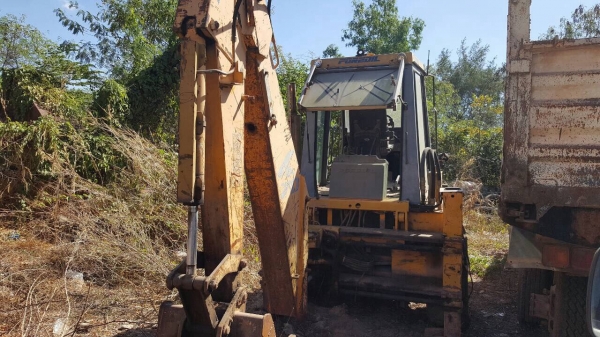 ขาย รถหน้าตักหลังขุด 4X4 สภาพพร้อมใช้งาน เอกสารใบซื้อขาย ราคาต่อรองได้ครับ