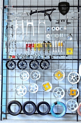 อะไหล่ แต่งรถเพียบ มีโช็คหน้า-หลัง ล้อ เครื่อง ถังน้ำมัน เบาะ และอะไหล่อื่นๆที่แต่งรถทั้งหมด ลดราคา 20-30\%