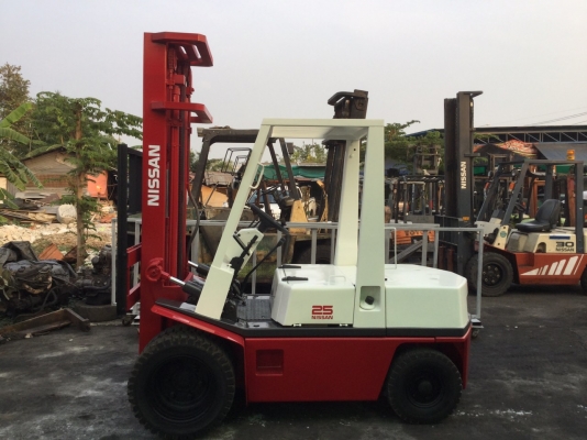 โฟล์คลิฟ นิสสัน 2.5 ตัน เสาทูฟรี 6 เมตร เครื่องดีเซล สวยๆพร้อมใช้งานครับ