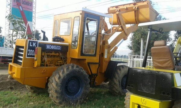 FROM JAPAN รถตักล้อยาง KOBELCO LK300A (เทียบเท่า KOMATSU 515) ขับเคลื่อน 2 เพลา/เลี้ยวเอว ราคาเพียง 465,000 บาท สนใจรีบติดต่อ 0819337688
