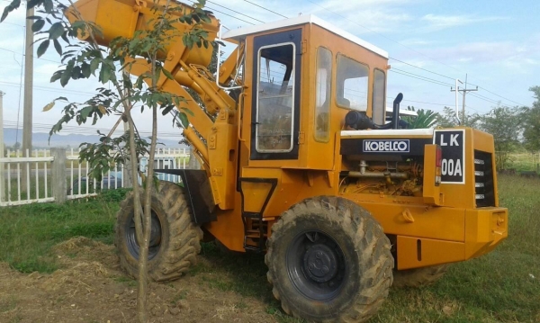 FROM JAPAN รถตักล้อยาง KOBELCO LK300A (เทียบเท่า KOMATSU 515) ขับเคลื่อน 2 เพลา/เลี้ยวเอว ราคาเพียง 465,000 บาท สนใจรีบติดต่อ 0819337688