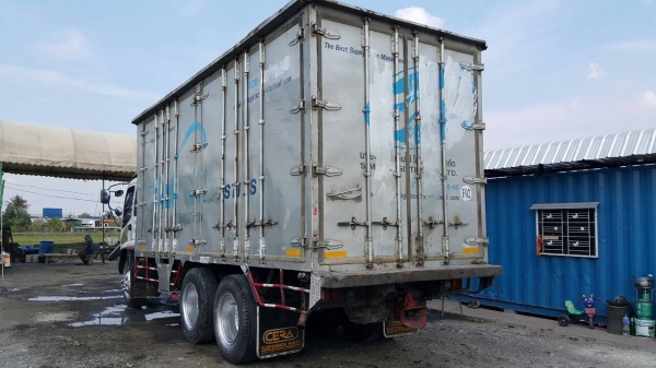 ขาย10ล้อ2เพลาช่วงล่างใหญ่195แรงรถห้างแท้เกียร์ZF