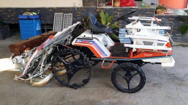 รถปลูกข้าวนั่งขับ KUBOTA รุ่น S1-500R เก่าญี่ปุ่น พร้อมกล่องหยอดปุ๋ยด้านท้าย ดำนา 5 แถว สภาพสวย