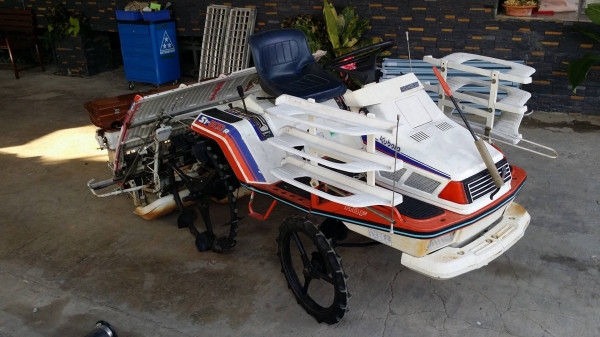 รถปลูกข้าวนั่งขับ KUBOTA รุ่น S1-500R เก่าญี่ปุ่น พร้อมกล่องหยอดปุ๋ยด้านท้าย ดำนา 5 แถว สภาพสวย