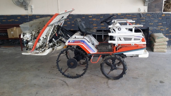 รถปลูกข้าวนั่งขับ KUBOTA รุ่น S1-400HD เก่าญี่ปุ่น พร้อมกล่องหยอดปุ๋ยด้านท้าย ดำนา 4 แถว สภาพสวย
