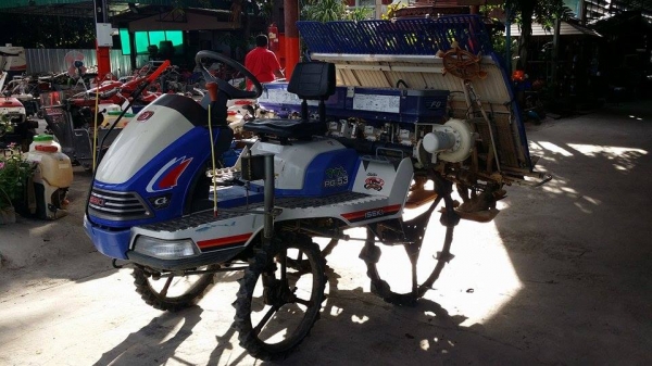 นำเข้าจากญี่ปุ่น รถดำนานั่งขับ ISEKI   รุ่น PG53 เก่าญี่ปุ่น พร้อมกล่องหยอดปุ๋ย  ดำนา 5 แถว สภาพสวย