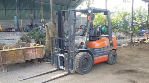 โฟล์ลิฟต์ Toyota รุ่น 6 สภาพสวย ใช้งานได้เลย เกียร์ออโต้