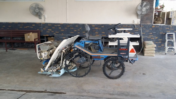 นำเข้าจากญี่ปุ่น รถดำนานั่งขับ ISEKI  รุ่น PA400D  เก่าญี่ปุ่น พร้อมกล่องหยอดปุ๋ยด้านท้าย ดำนา 4 แถว สภาพดี