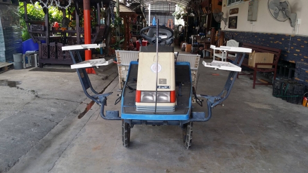 นำเข้าจากญี่ปุ่น รถดำนานั่งขับ ISEKI  รุ่น PA400D  เก่าญี่ปุ่น พร้อมกล่องหยอดปุ๋ยด้านท้าย ดำนา 4 แถว สภาพดี