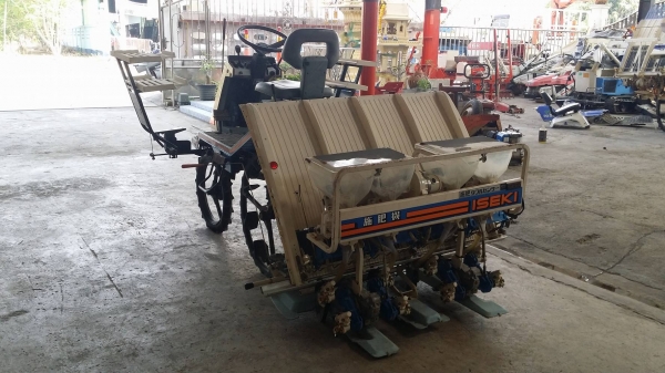 นำเข้าจากญี่ปุ่น รถดำนานั่งขับ ISEKI  รุ่น PA400D  เก่าญี่ปุ่น พร้อมกล่องหยอดปุ๋ยด้านท้าย ดำนา 4 แถว สภาพดี