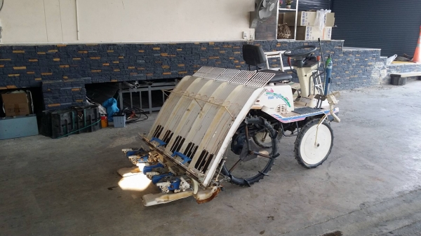 นำเข้าจากญี่ปุ่น รถดำนานั่งขับ ISEKI  รุ่น MINI 50  เก่าญี่ปุ่น  ดำนา 5 แถว สภาพดี เครื่องยนต์ติดง่าย สภาพสวยพร้อมใช้งาน