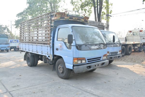 ISUZU NPR 120 hp ฝาดำ กระบะคาร์โก้คอกไม้ ยาว 4.30 m