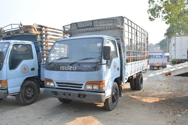 ISUZU NPR 120 hp  ฝาดำ  กระบะคาร์โก้คอกเหล็ก ยาว 4.30 m