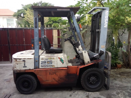 ขายฟอร์คลิฟท์ดีเซลนิสสัน 2.5 ตัน เสา 3.3 เมตร เกียร์ออโต้ 0813535948