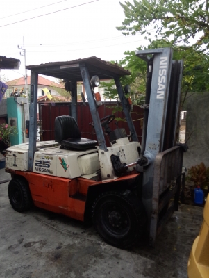 ขายฟอร์คลิฟท์ดีเซลนิสสัน 2.5 ตัน เสา 3.3 เมตร เกียร์ออโต้ 0813535948