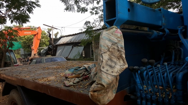 รถหกล้อใหญ่ ติดเครน