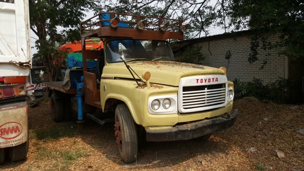 รถหกล้อใหญ่ ติดเครน