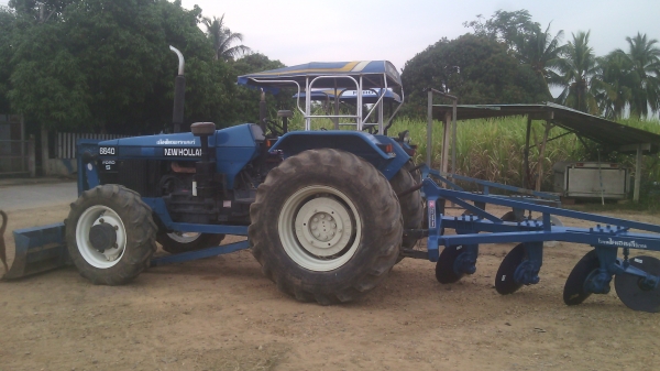 ขายรถไถFORDรุ่น6640  4X4คานหน้าคาลาโล่  เอกสารเล่มทะเบียนพร้อม