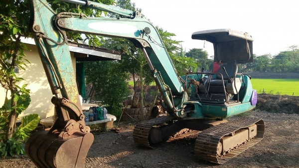 ขายรถแบคโฮ KOMATSU PC-40-7 ปั้มนิ้ว สะภาพดี สวย ราคา420000 สนใจโทรจองเลย ขายรถแบคโฮ KOMATSU PC-40-7 ปั้มนิ้ว สะภาพดี สวย ราคา420000 สนใจโทรจองเลย