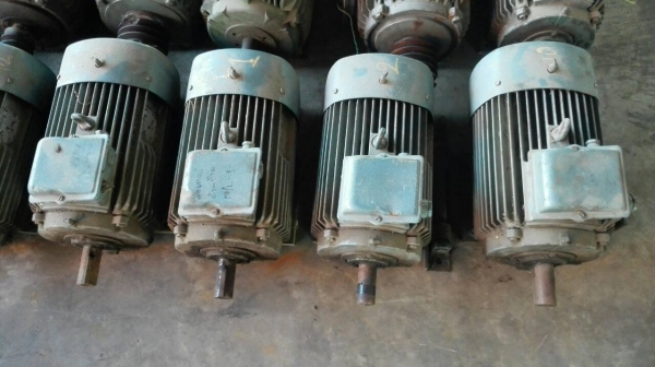 ==== เหลือ 5 ตัว ==== มอเตอร์ VEM Made in Germany 10 HP. 380V. ต่อใช้งานได้ทั้ง รอบ 725/1465 สวยพร้อมใช้มี 10 ตัว.