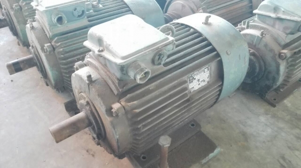 ==== เหลือ 5 ตัว ==== มอเตอร์ VEM Made in Germany 10 HP. 380V. ต่อใช้งานได้ทั้ง รอบ 725/1465 สวยพร้อมใช้มี 10 ตัว.