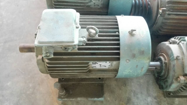 ==== เหลือ 5 ตัว ==== มอเตอร์ VEM Made in Germany 10 HP. 380V. ต่อใช้งานได้ทั้ง รอบ 725/1465 สวยพร้อมใช้มี 10 ตัว.