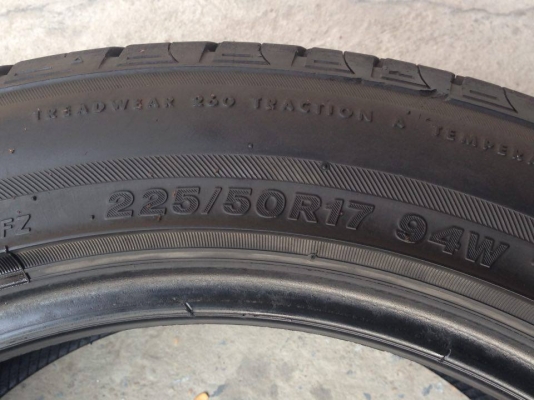 ยาง Bridgstone 225-50-17 made in japan ปี 13 ครบชุด 4 เส้น 3900 สภาพสวยๆไม่บวมดอกยางเหลือเยอะเอาไปวิ่งกันใด้อีกยาวค่ะ