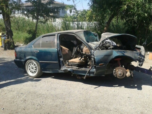 BMW 318I ปี97 สีเขียว โอนลอยๆ หรือ เเยกเป็นอะไหลได้ทั้งคันมีหลายรุ่นทั้งเก๋งเเละกระบะ เเยกขายทุกคัน